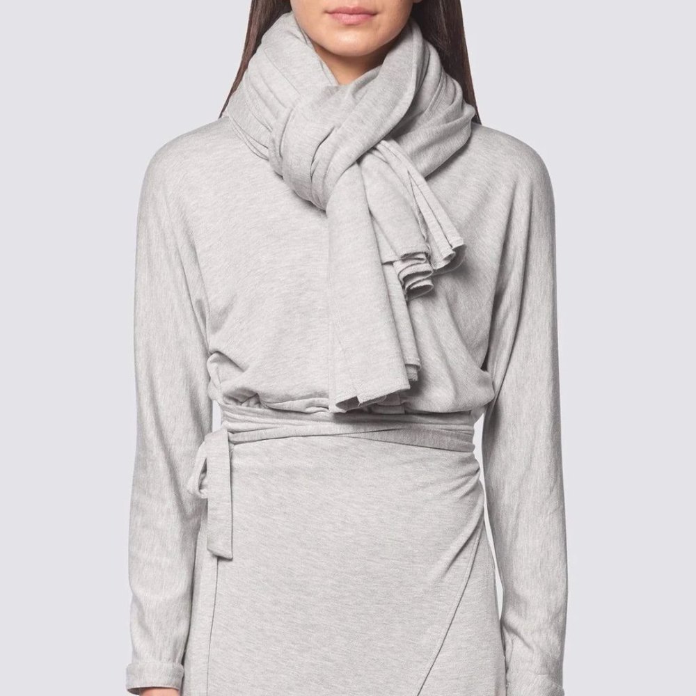 bleusalt 2 yard wrap shawl ruana  light gray euc